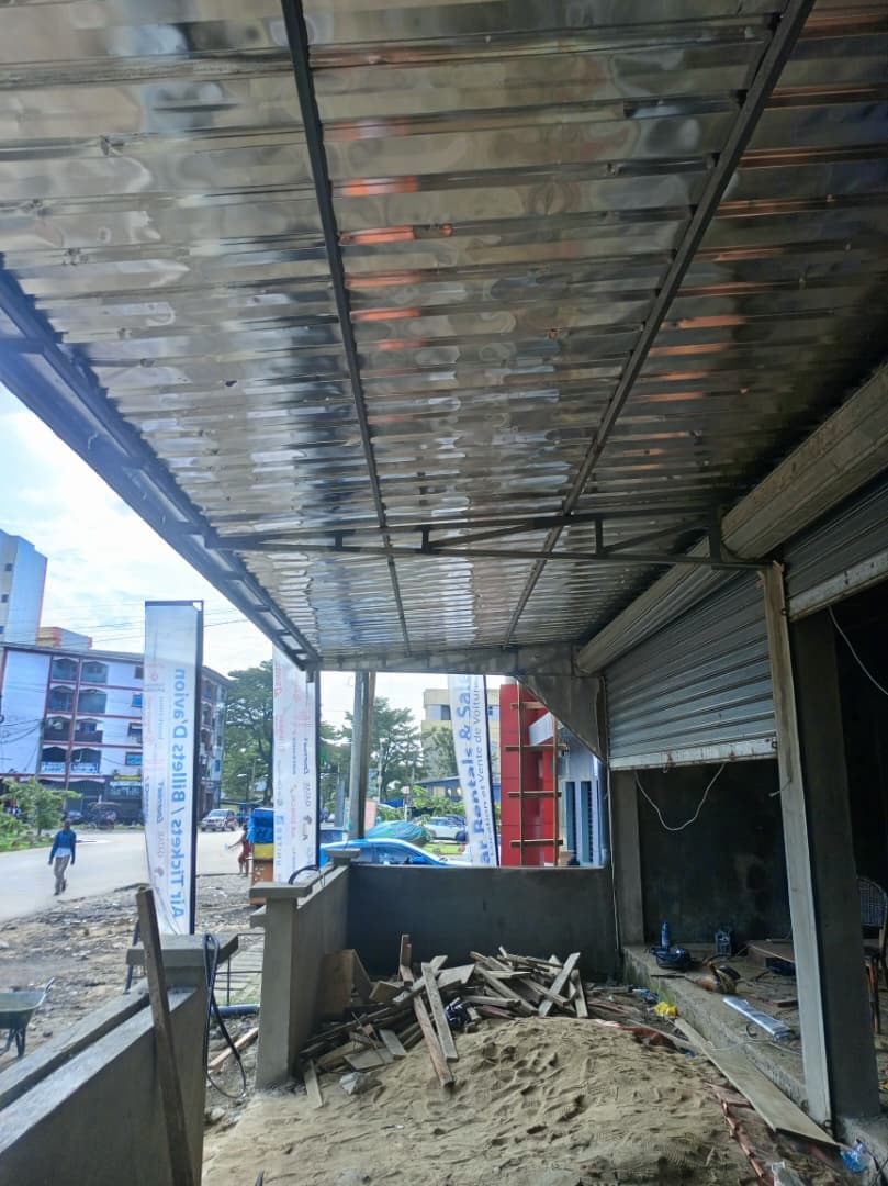 Montage d'un auvent métallique